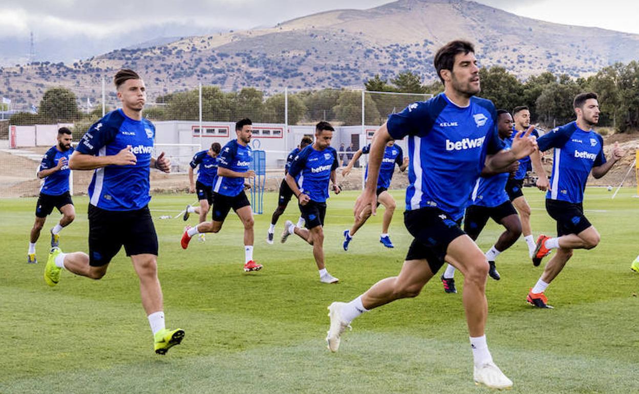 Los jugadores albiazules realizan ejercicios de carrera sobre el césped segoviano. 