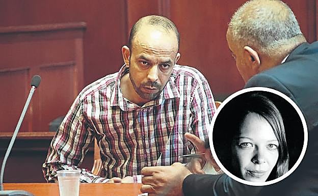 El acusado, Boujemaa L., atiende a su abogado en los prolegómenos de la vista oral por la muerte de Sophia Lösche. 