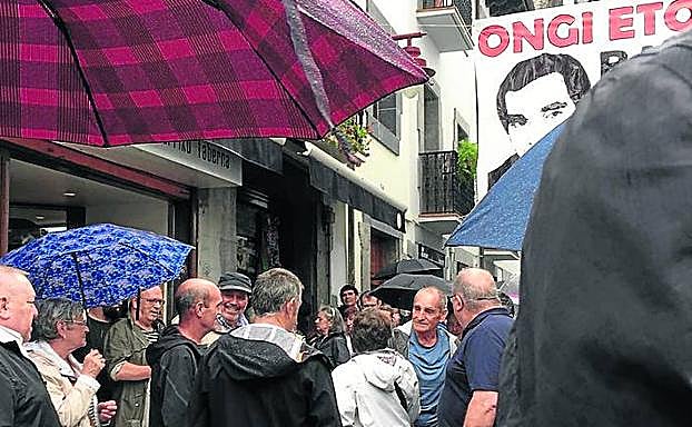 Ikurriñas, petardos y bengalas en el 'ongi etorri' de Hernani.