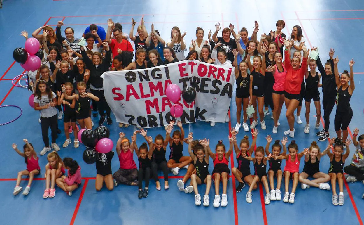 La sorpresa organizada por las gimnastas del club Beti Aurrera y también compañeras de Solaun y Gorospe, junto con la entrenadora y los familiares. 