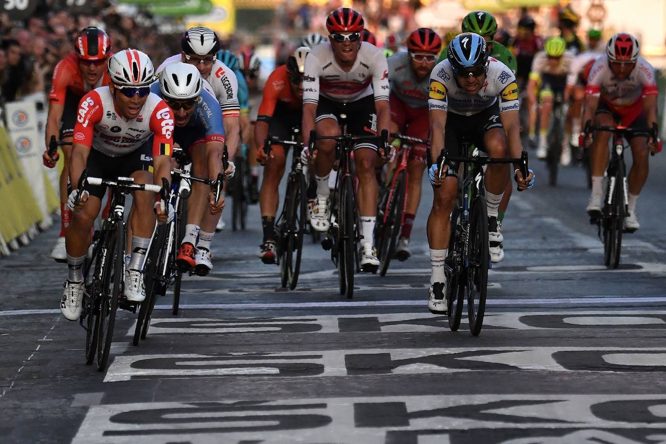 «Esto es como la droga, un vicio, ganas el Tour y ya piensas en otro», confesó el sábado tras sentenciar la carrera Egan Bernal, con la ingenuidad y el descaro de sus 22 años. Pero el debate en el mundo del ciclismo está abierto: ¿Puede marcar una era?