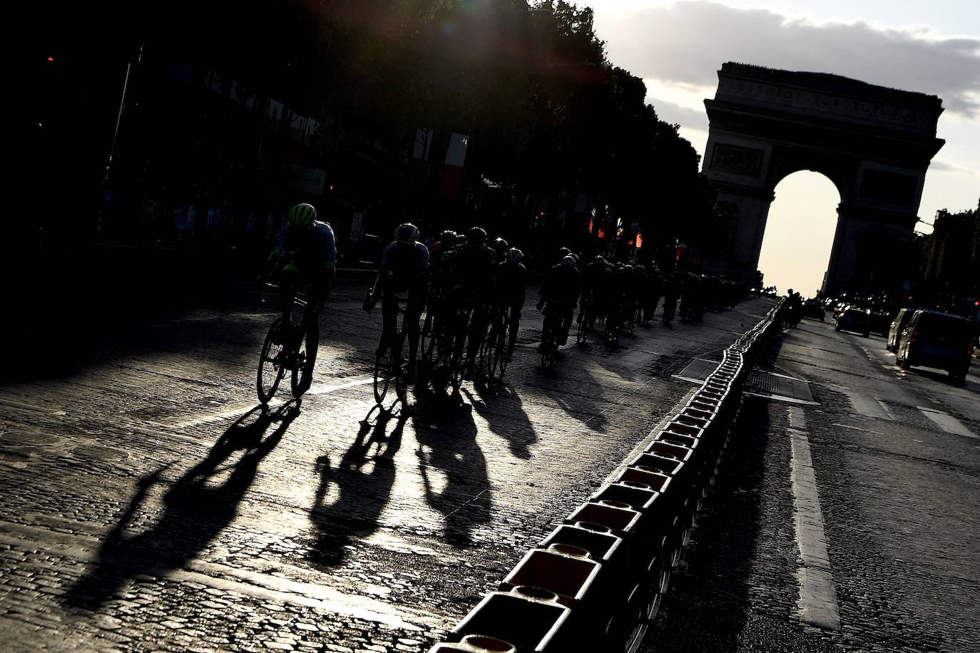 «Esto es como la droga, un vicio, ganas el Tour y ya piensas en otro», confesó el sábado tras sentenciar la carrera Egan Bernal, con la ingenuidad y el descaro de sus 22 años. Pero el debate en el mundo del ciclismo está abierto: ¿Puede marcar una era?