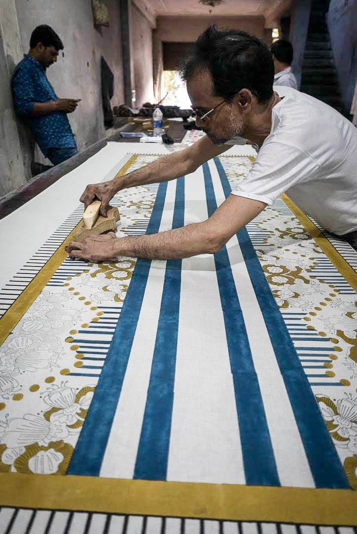 Los colores, tejidos y texturas de Oriente Medio dan vida a las prendas y complementos que diseña Maitane Bilbao en su estudio de Durango