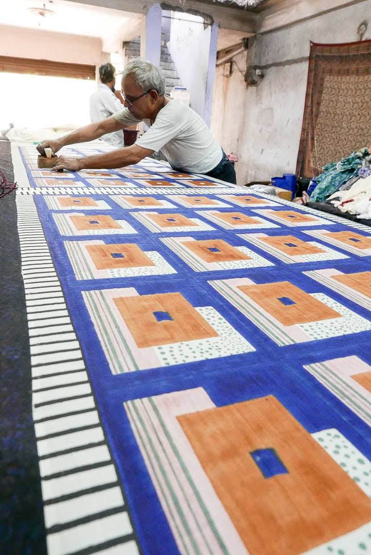 Los colores, tejidos y texturas de Oriente Medio dan vida a las prendas y complementos que diseña Maitane Bilbao en su estudio de Durango