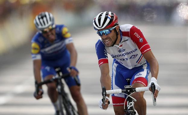 Thibaut Pinot entra por delante de Julian Alaphilippe en la meta de Saint-Etienne. 