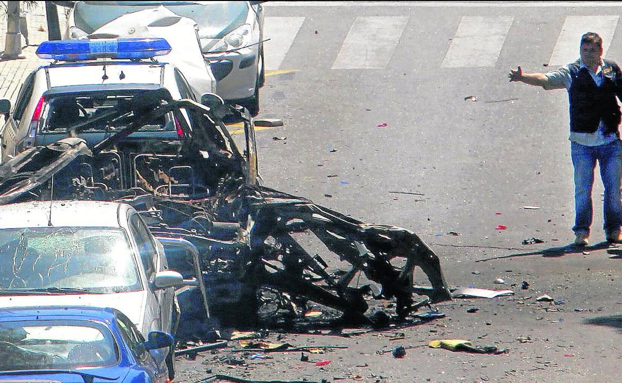 Bomba lapa. Según las investigaciones, los terroristas colocaron el explosivo en el coche de los agentes con un temporizador programado.