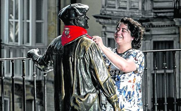 La edil le coloca el pañuelo al Celedón de bronce a una semana de la Bajada. 