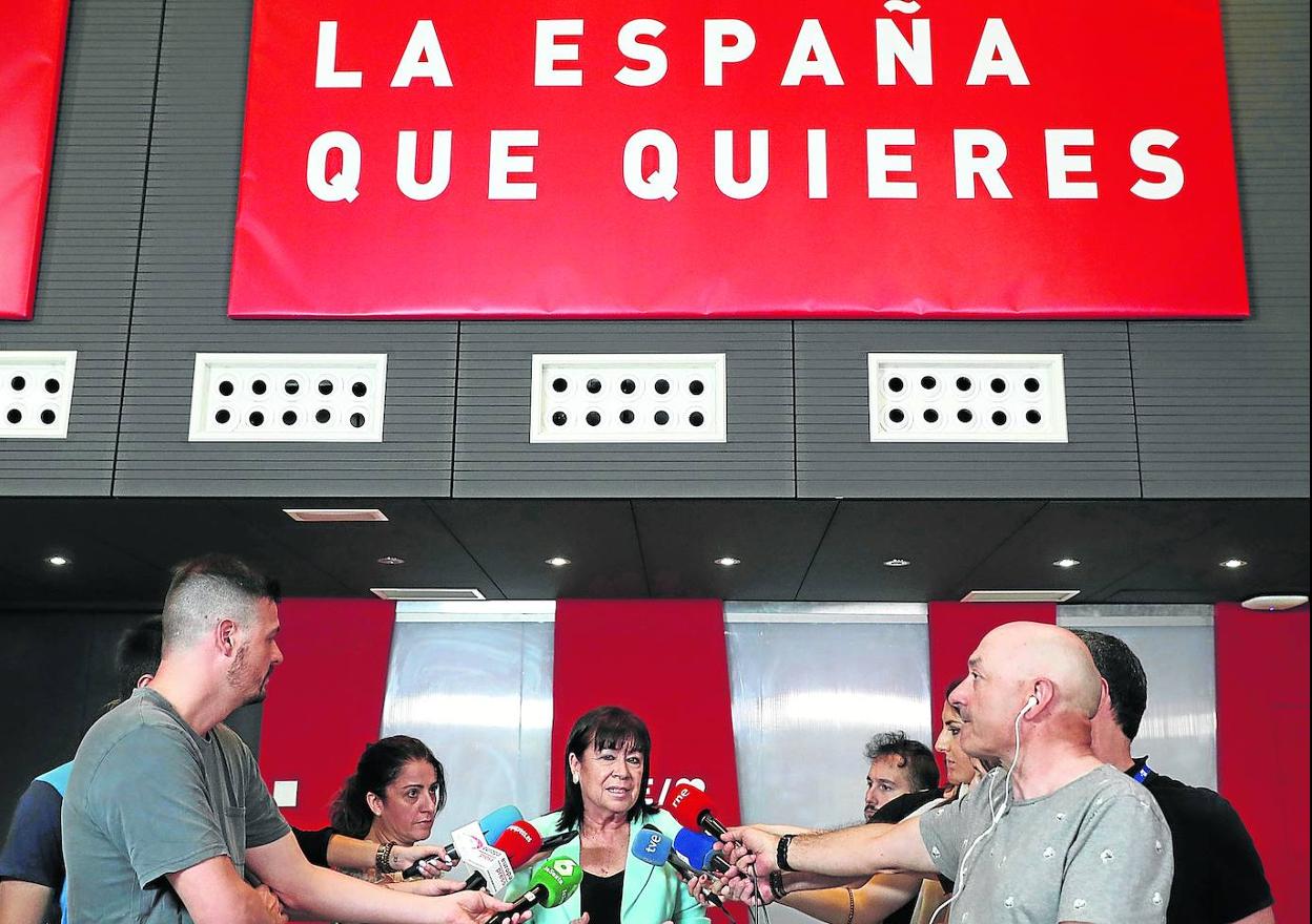 La presidenta del PSOE, Cristina Narbona, atendió ayer a los medios de comunicación en la sede de Ferraz.