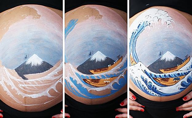 Making-off de la sesión de 'La gran ola de Kanagawa', el proceso de pintado paso a paso. «Es una pintura llena de fuerza y color basada en los ukiyo-e, grabados japoneses hechos con planchas de madera en los siglos XVII-XIX. La pintura es tan conocida que se ha convertido en todo un símbolo del arte japonés y precisamente por eso la eligió esta pareja amante de la cultura oriental», explica la artista. 