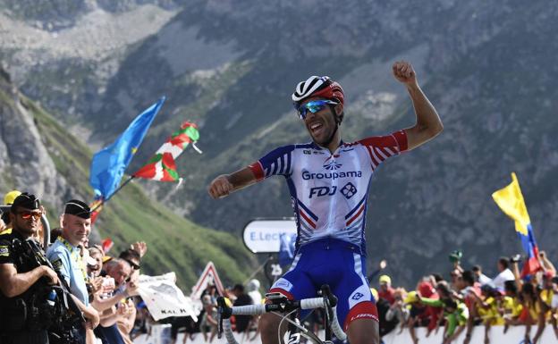 Thibaut Pinot festeja su victoria en el Tourmalet. 