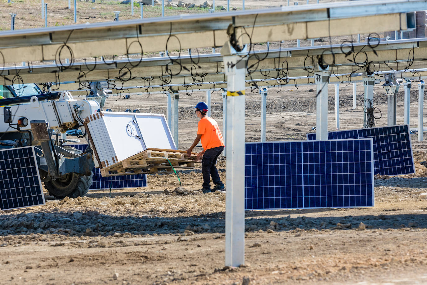 Fotos: Instalación de placas en el parque solar de Arasur