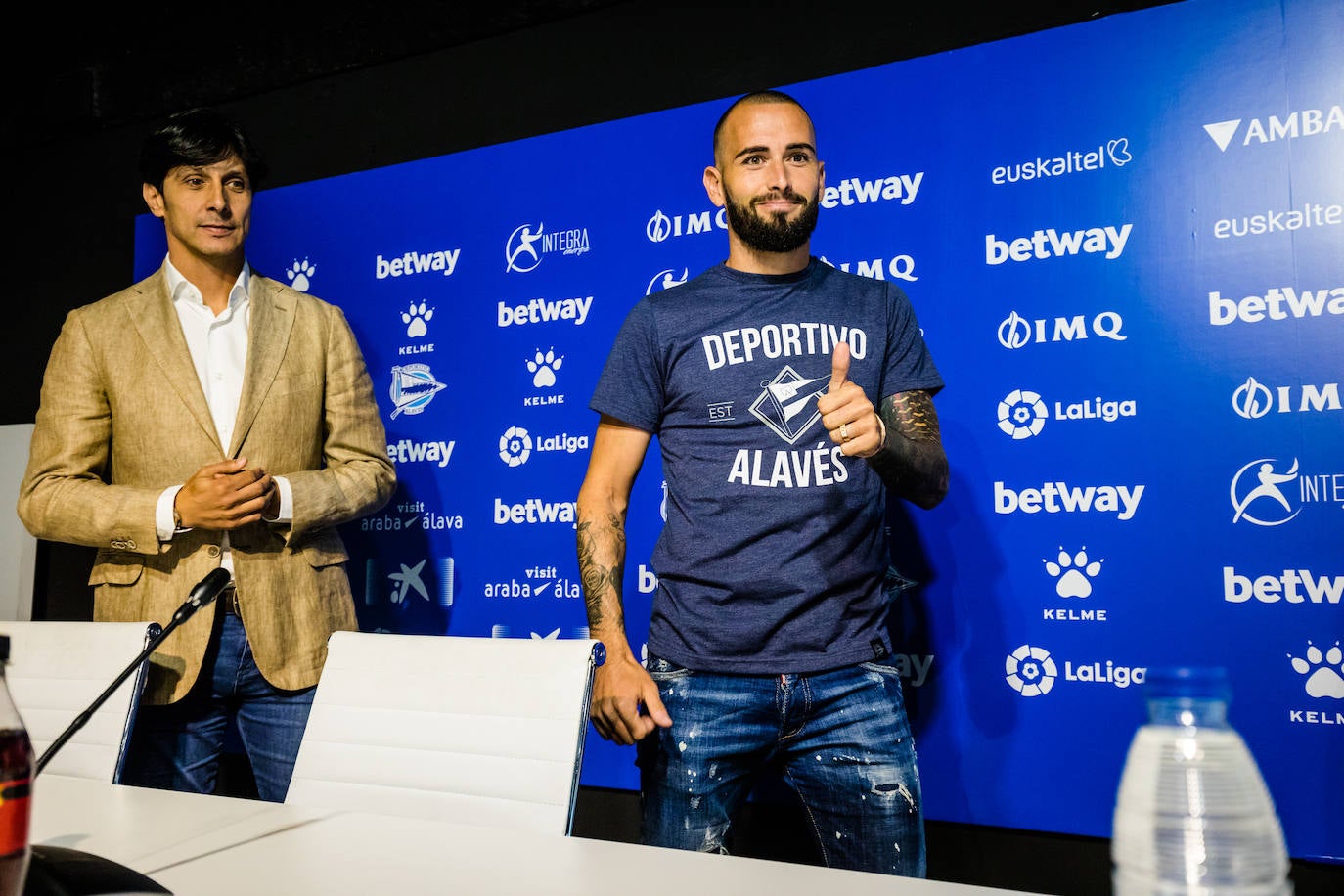 Fotos: El Alavés presenta a Aleix Vidal