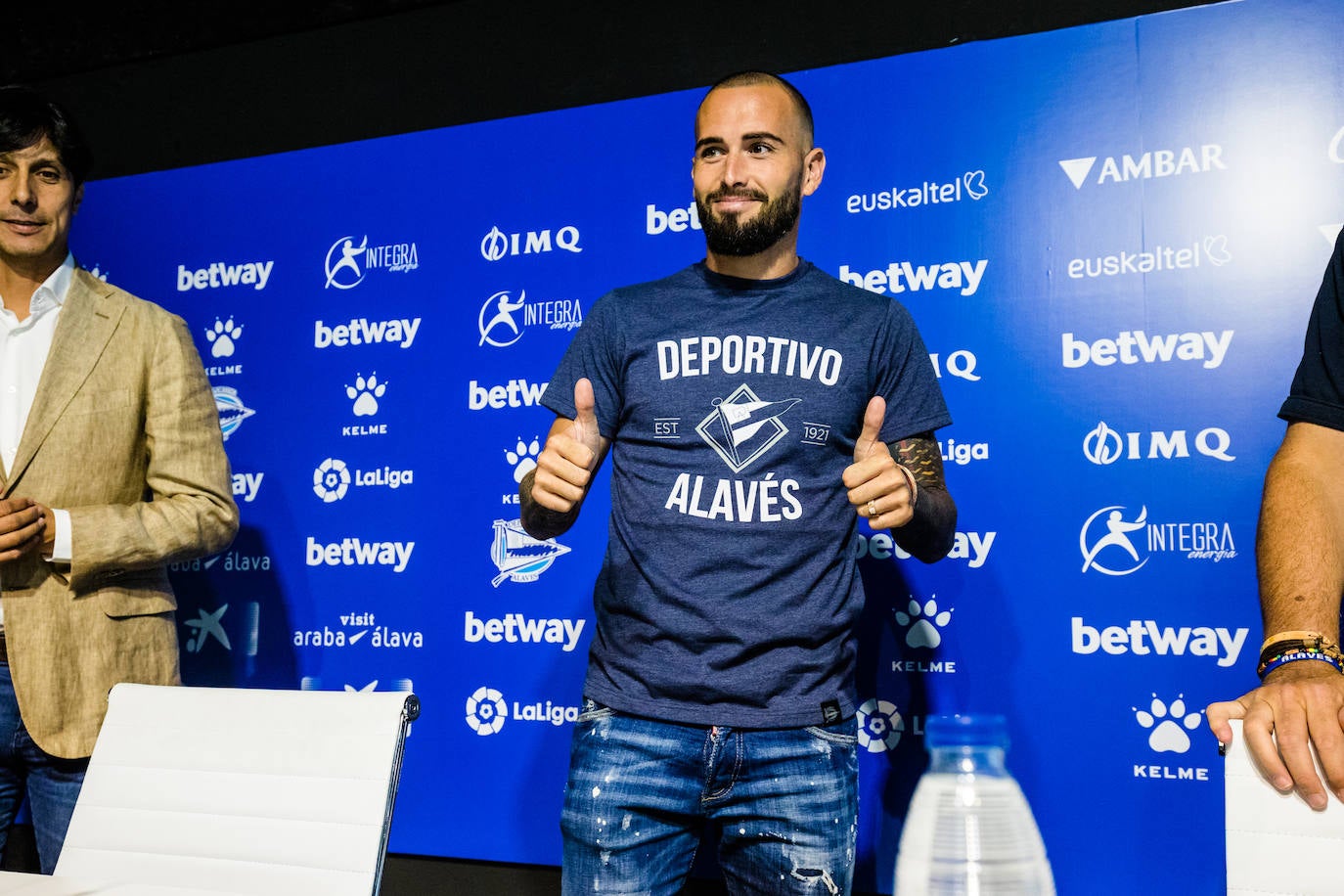 Fotos: El Alavés presenta a Aleix Vidal