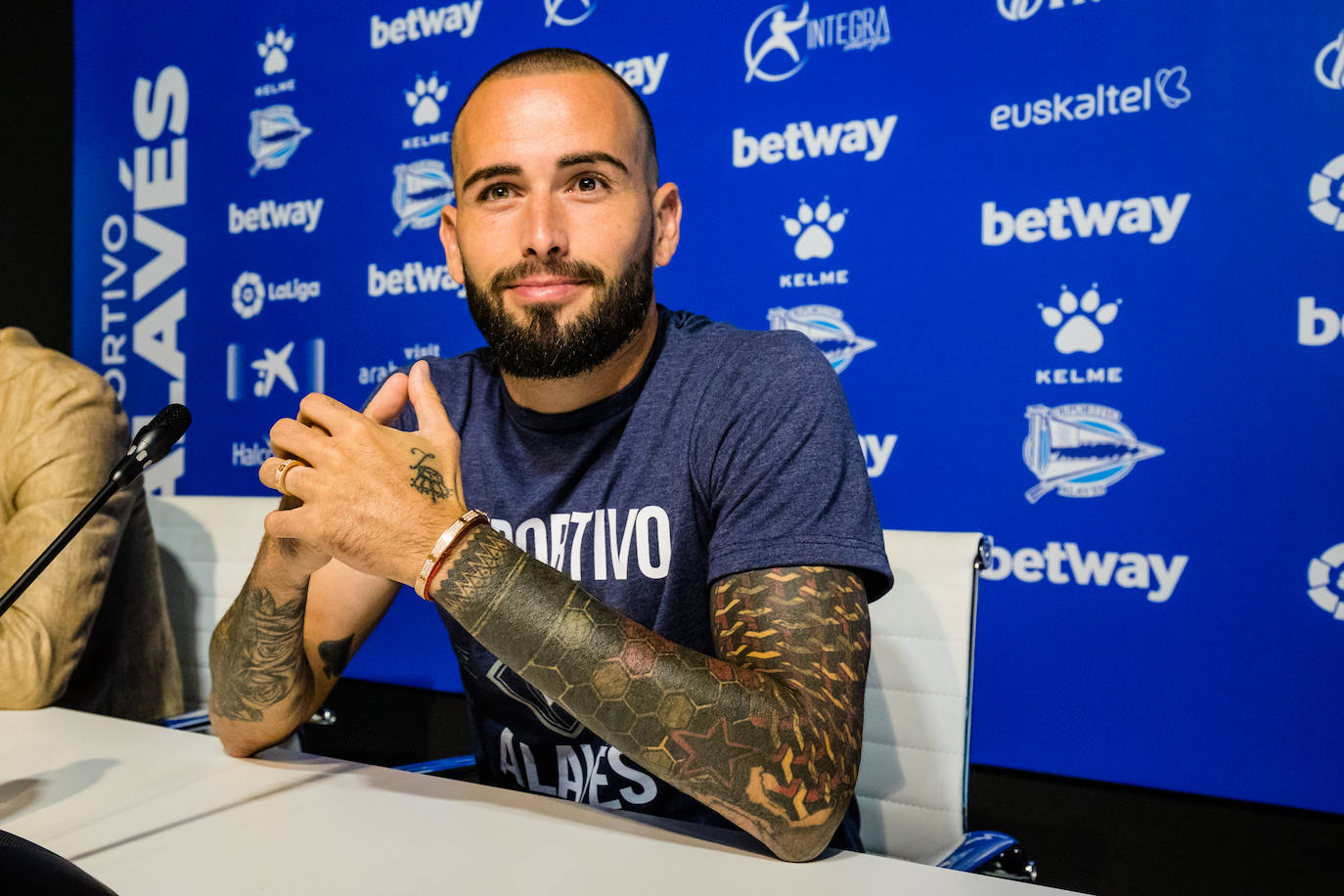 Fotos: El Alavés presenta a Aleix Vidal