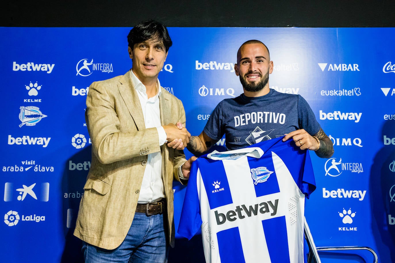 Fotos: El Alavés presenta a Aleix Vidal