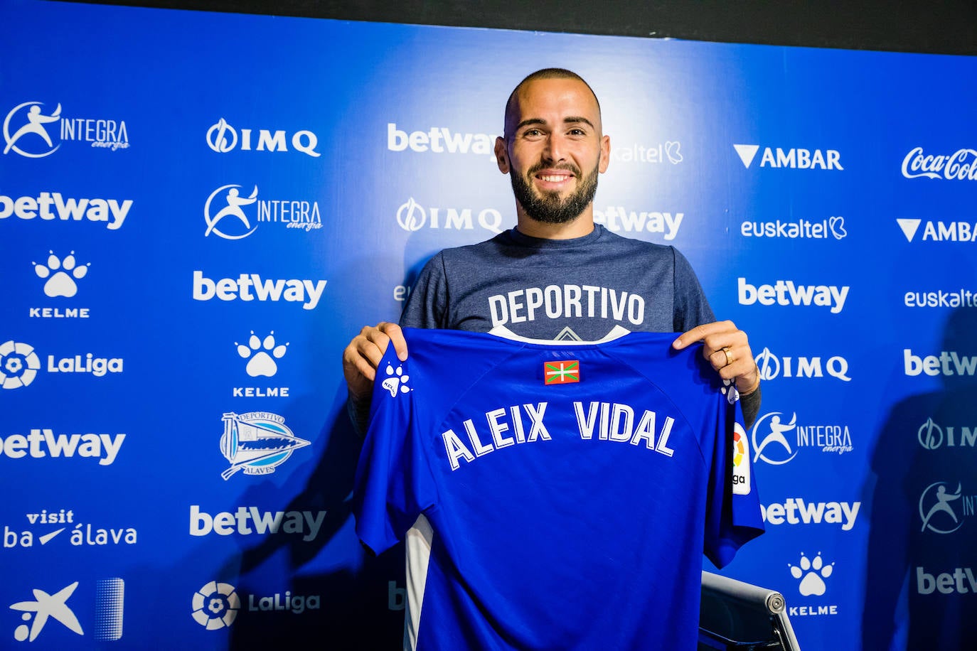 Fotos: El Alavés presenta a Aleix Vidal