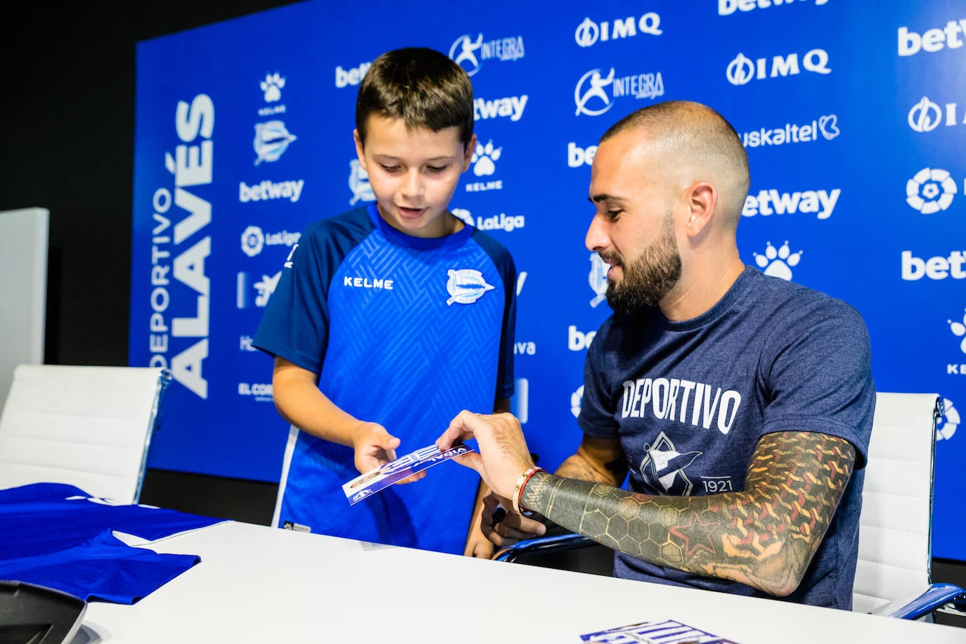 Fotos: El Alavés presenta a Aleix Vidal