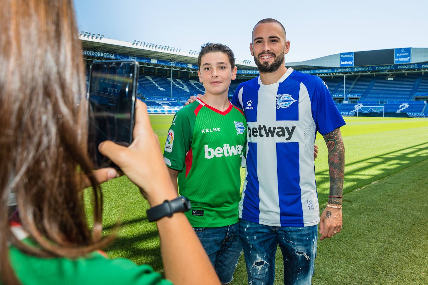 Fotos: El Alavés presenta a Aleix Vidal