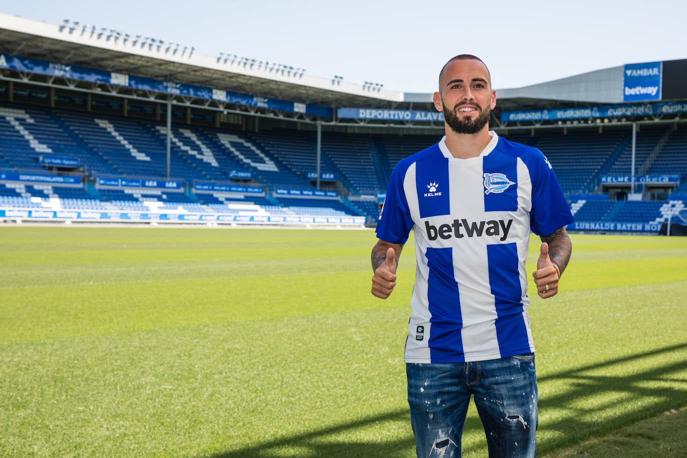 Fotos: El Alavés presenta a Aleix Vidal