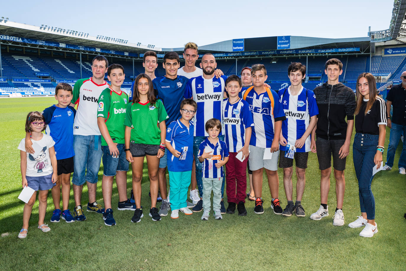 Fotos: El Alavés presenta a Aleix Vidal