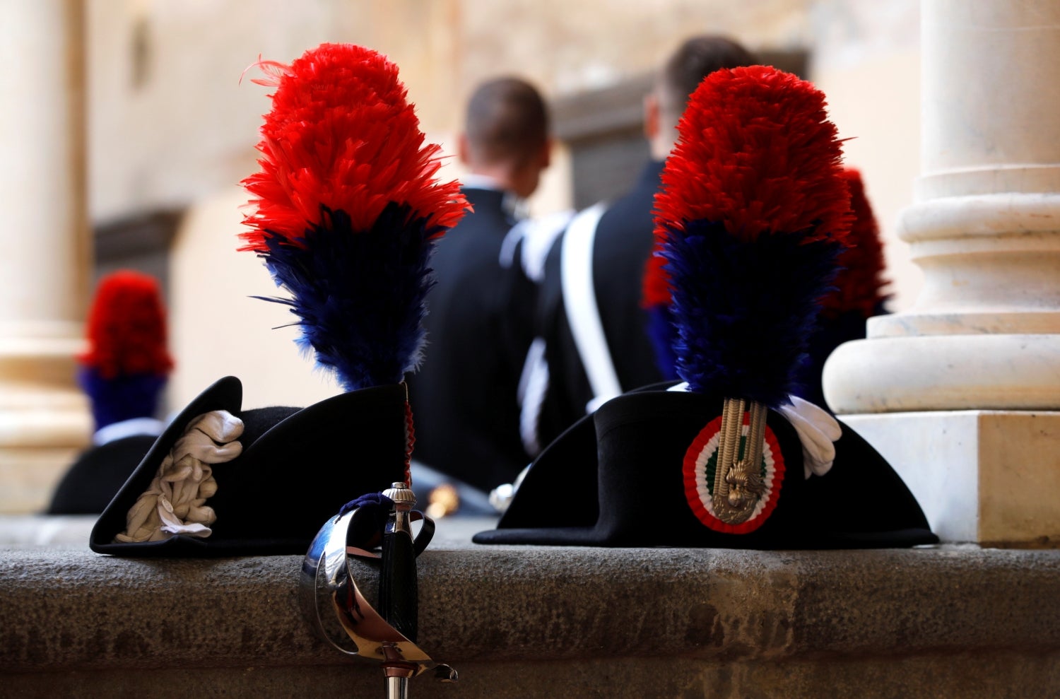 Los sombreros tradicionales de Carabinieri se ven a las puertas de la iglesia de Santa Croce antes del funeral del oficial de policía militar carabinieri asesinado Mario Cerciello Rega, en su ciudad natal Somma Vesuviana, Italia.