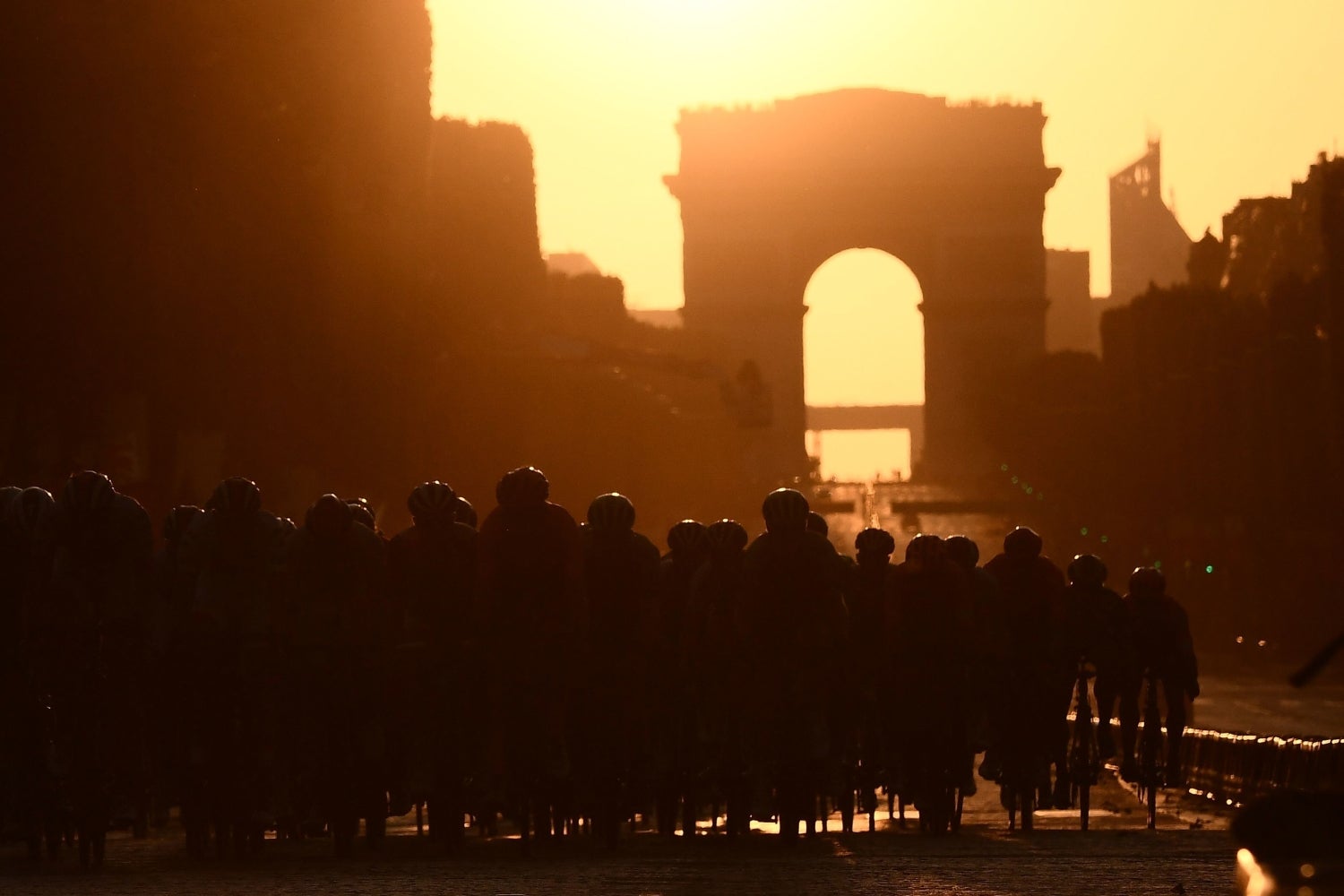 Ciclistas recorren la avenida de los Campos Elíseos con el Arco de Triunfo de fondo durante la 21ª y última etapa de la 106ª edición de la carrera ciclista del Tour de Francia entre Rambouillet y París Campos Elíseos, en París