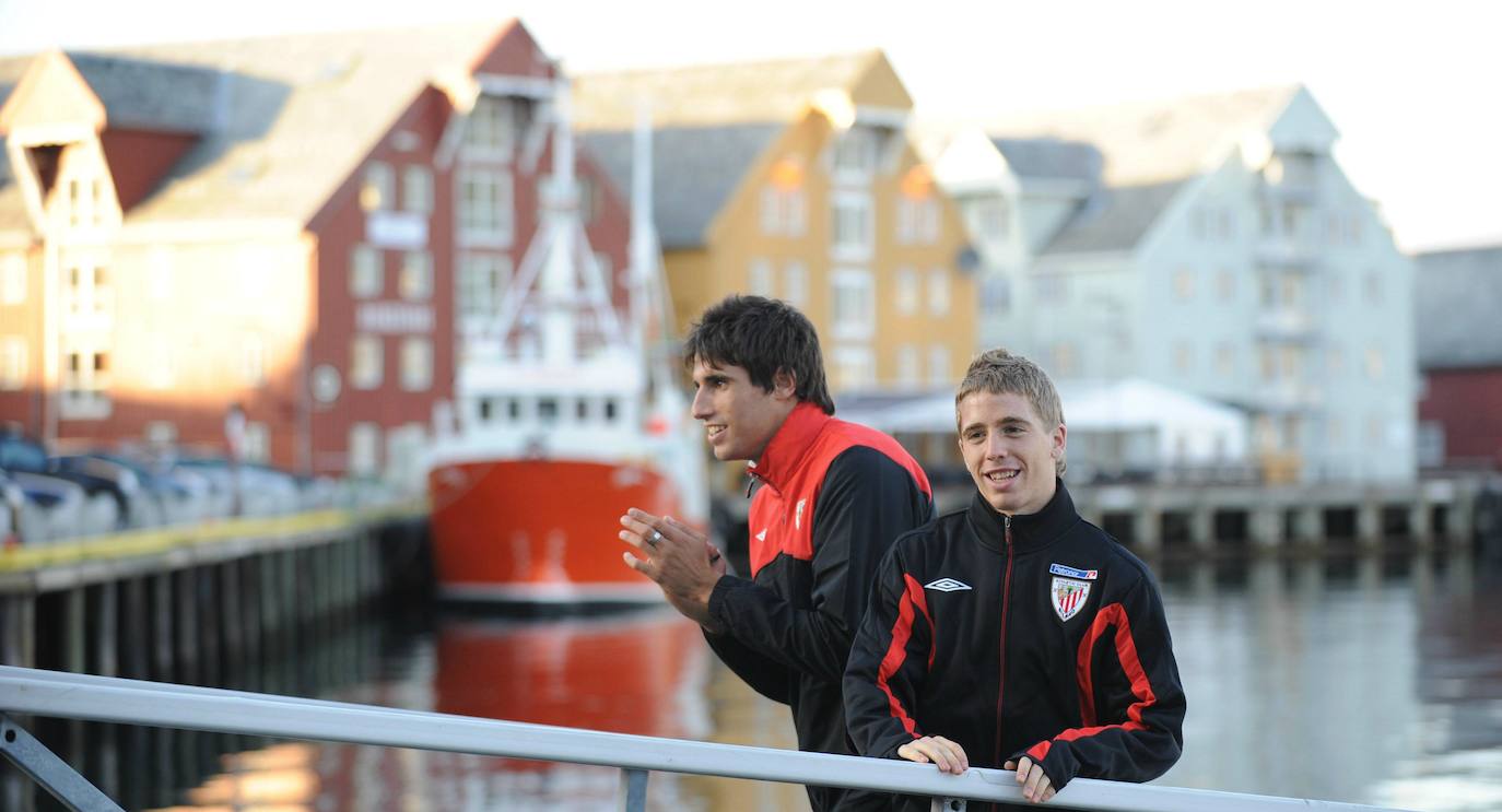 Acompañado del exjugador rojiblanco Javi Martínez, en una concentración en Tromso en 2009.