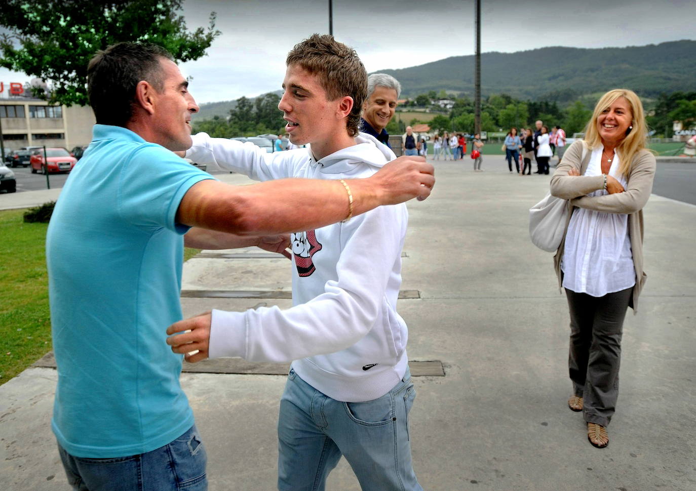 Muniain, junto a sus padres, en 2009.