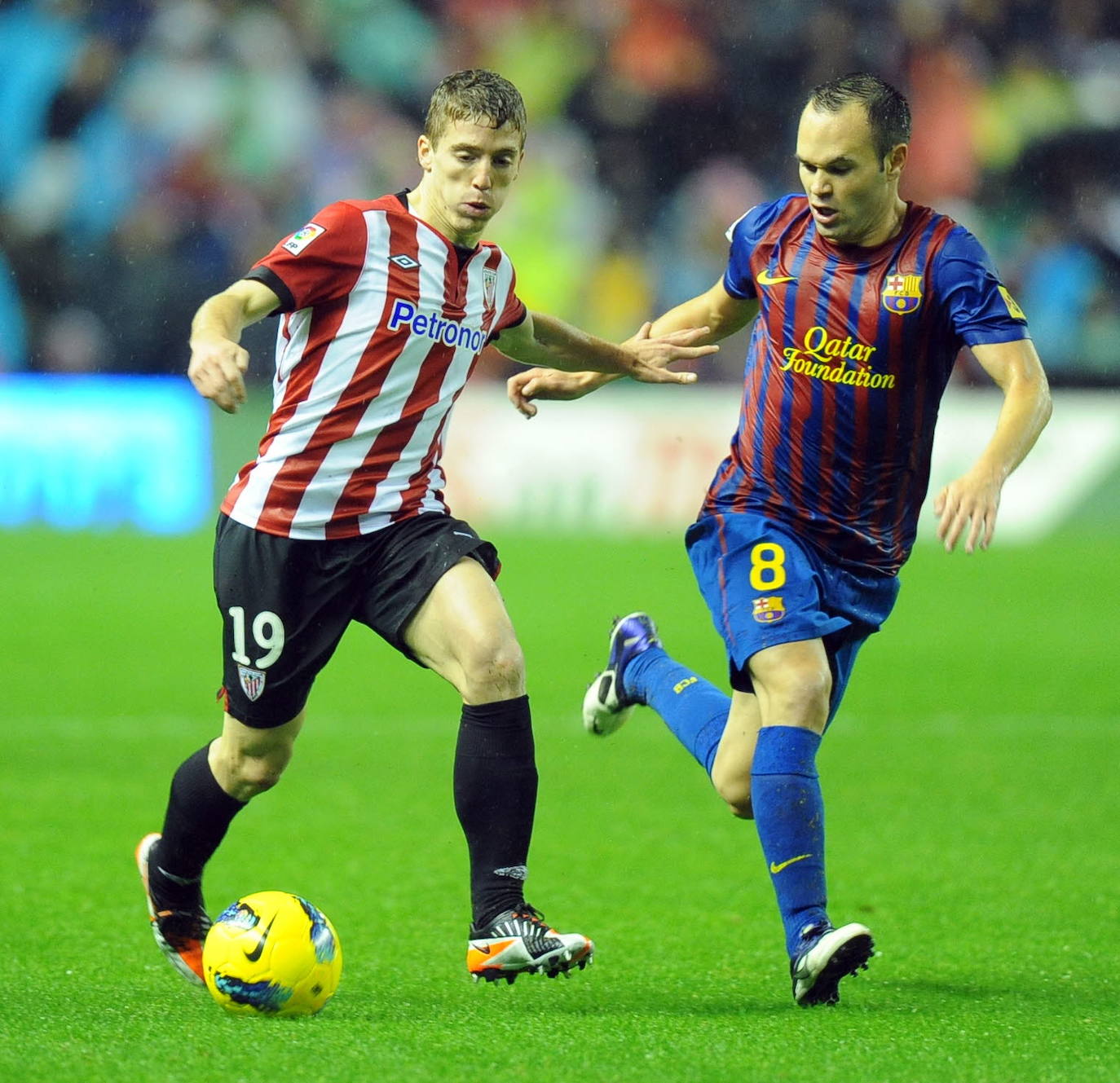 Muniain y Andrés Iniesta, en un partido Athletic-Barça disputado en 2011.