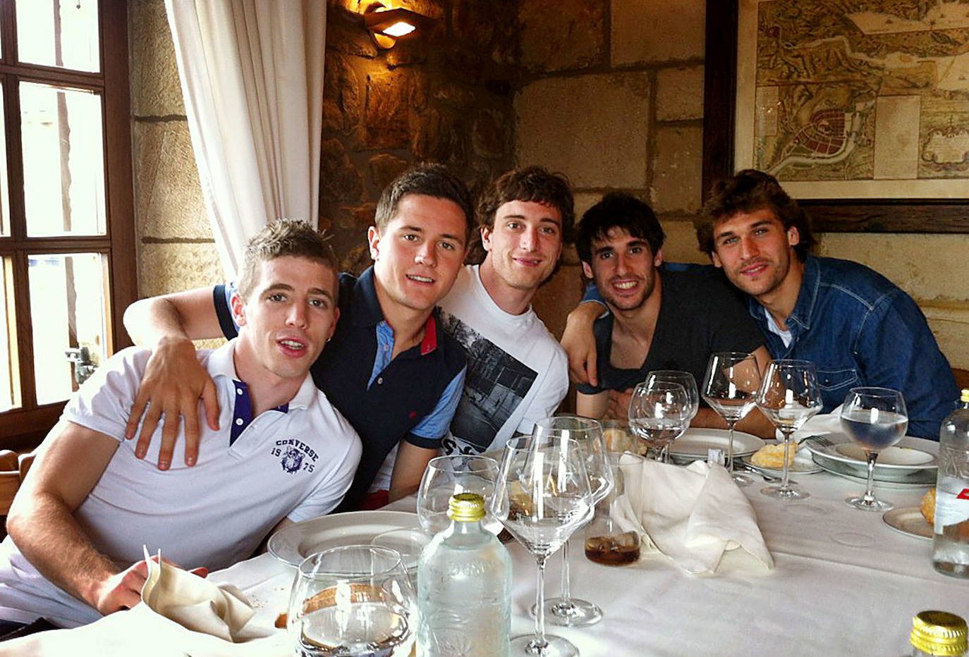 Comiendo en un restaurante con varios exjugadores del Athletic, en 2012.
