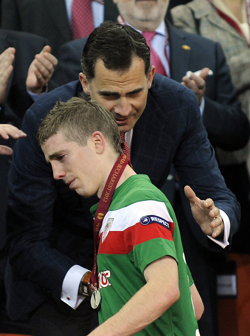 Envuelto en lágrimas al recibir la medalla de subcampeones de la mano del Rey Felipe VI.