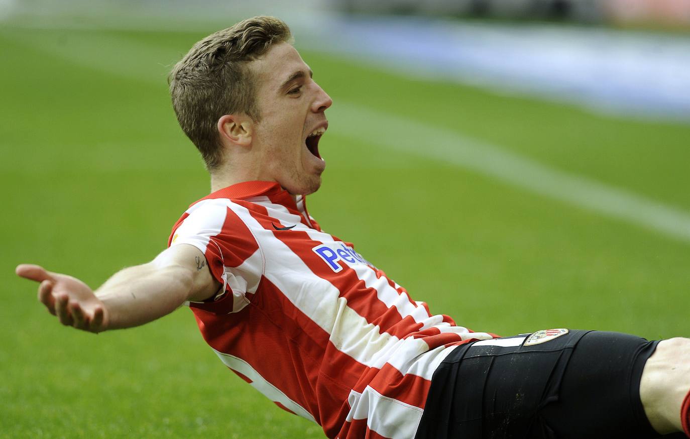 Celebrando un gol con la afición en 2014.