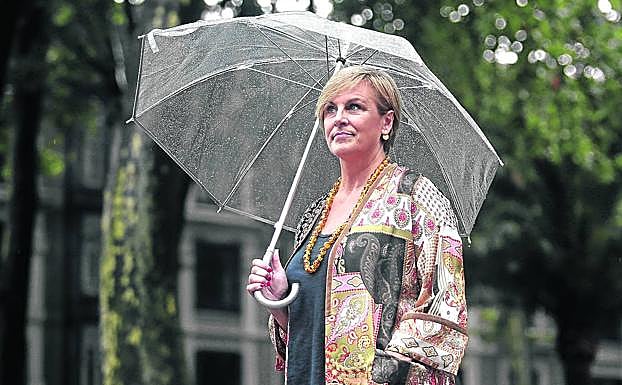 La presidenta del PNV de Bizkaia, Itxaso Atutxa, en los Jardines de Albia, a escasos metros de Sabin Etxea. 