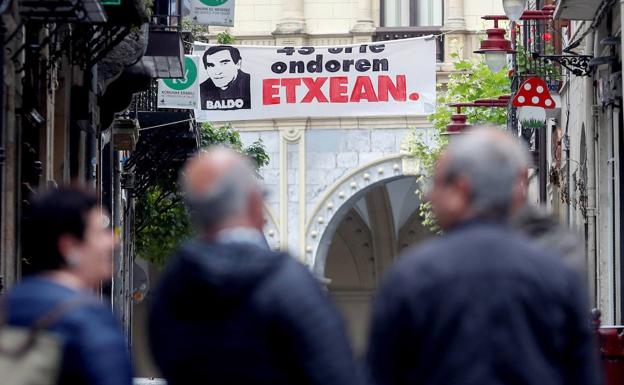 El etarra 'Baldo' sale de Zuera y es homenajeado en las calles de Hernani.