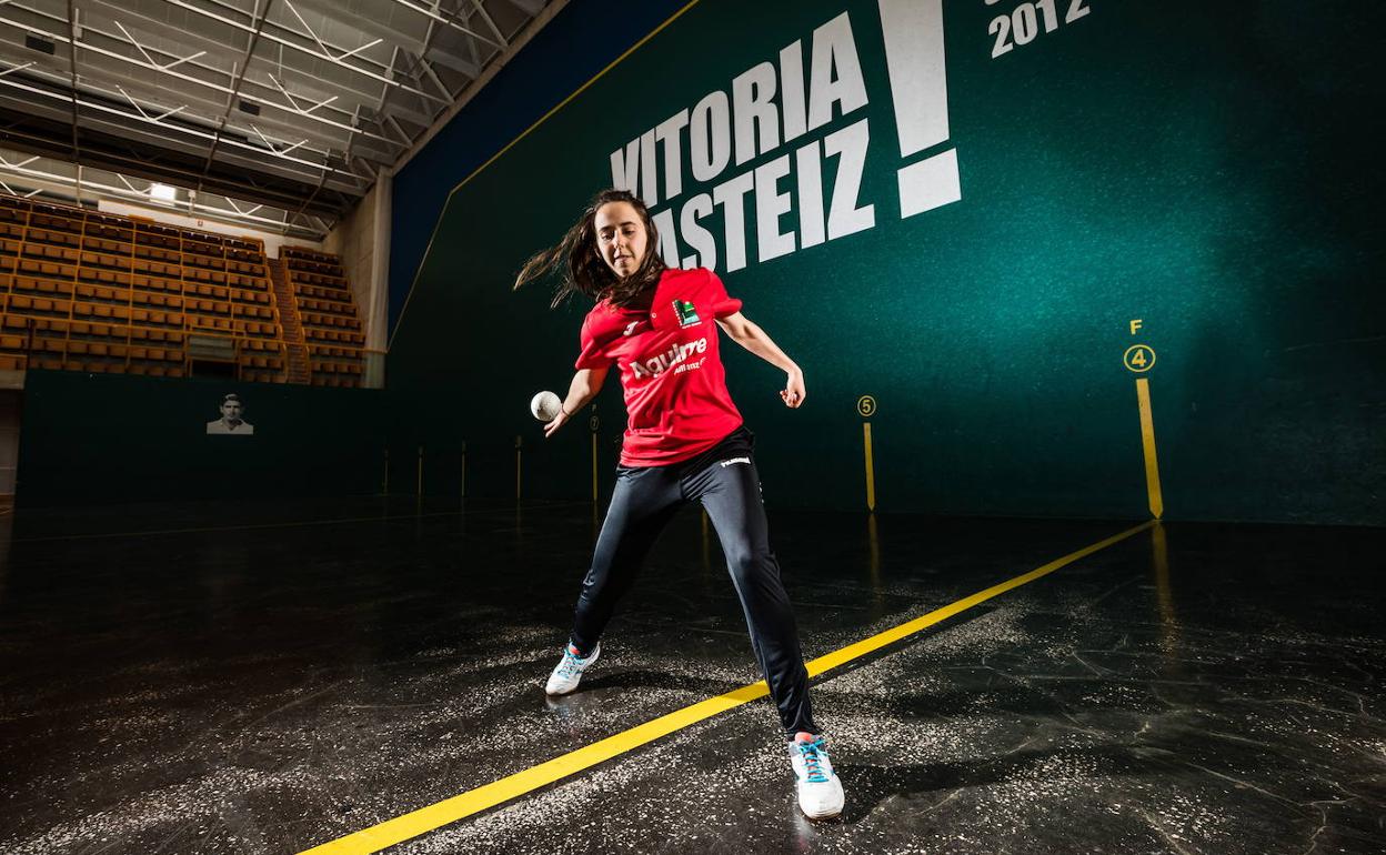 Leire Garai dedica todos los días de la semana a la pelota, una apasionada de este deporte.