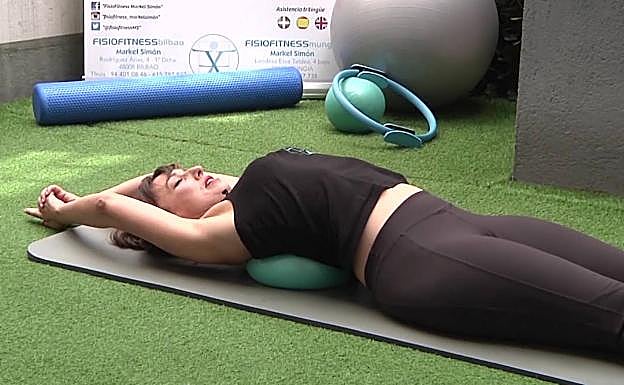 Cómo estirar la espalda y el cuello con una pelota