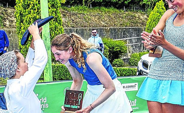 Cristina Bucsa recibe la txapela de campeona del torneo. 
