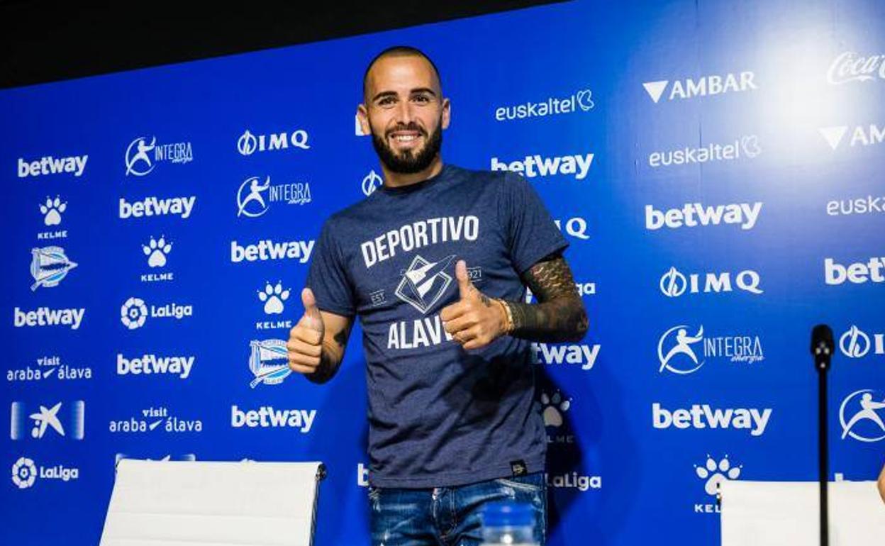 Aleix Vidal, durante su presentación como jugador del Alavés.