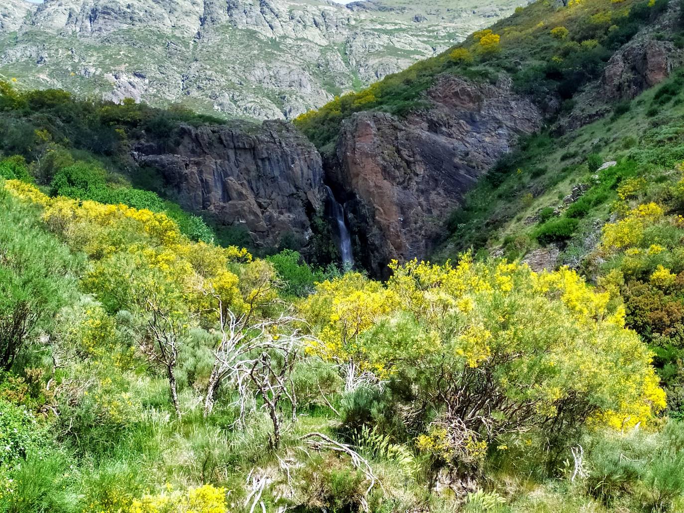 La cascada de Mazobre se encuentra en medio de un paisaje espectacular.