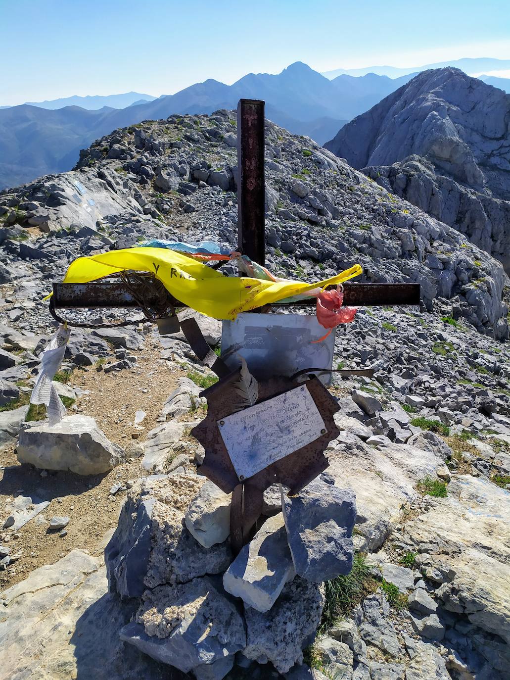 La pequeña cruz en la cima (2.436 metros)