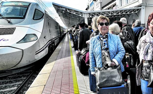 Pasajeros se agolpan en la estación de tren de Vitoria ante la llegada de un Alvia. 