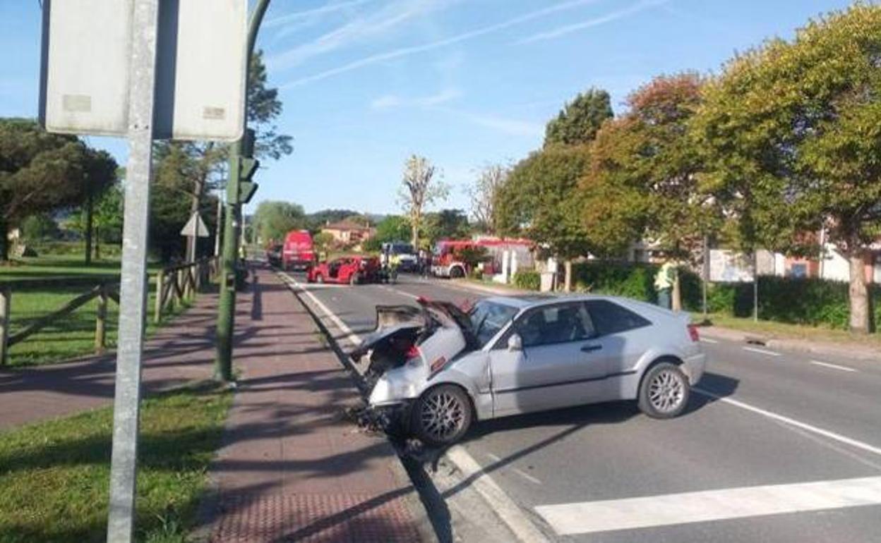 Estado en el que quedaron los dos vehículos involucrados en el accidente del domingo 12 de mayo. El matrimonio que viajaba en el coche que esperaba en el semáforo falleció y el conductor del vehículo que ocasionó el impacto dio positivo en alcoholemia. / / 112