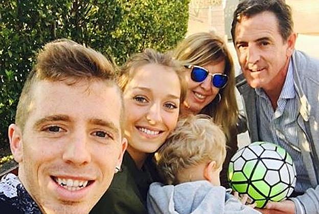 De izquierda a derecha Muniain, Andrea Sesma y los padres del jugador del Athletic.