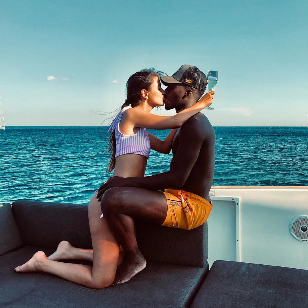 El delantero del Athletic Iñaki Williams posa junto a su novia, Patricia Morales.