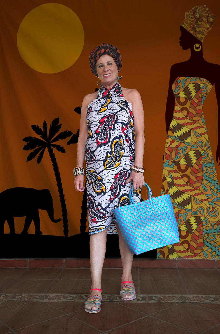 María Ruiz (Sevilla, @marruiacu) ha interpretado su look con la bolsa artesana africana tranportándonos a ese país con un estilismo completamente africano luciendo un «kanga» y un turbante en el pelo como llevan las mujeres africanas. Preciosa con los estampados y colores típicos.