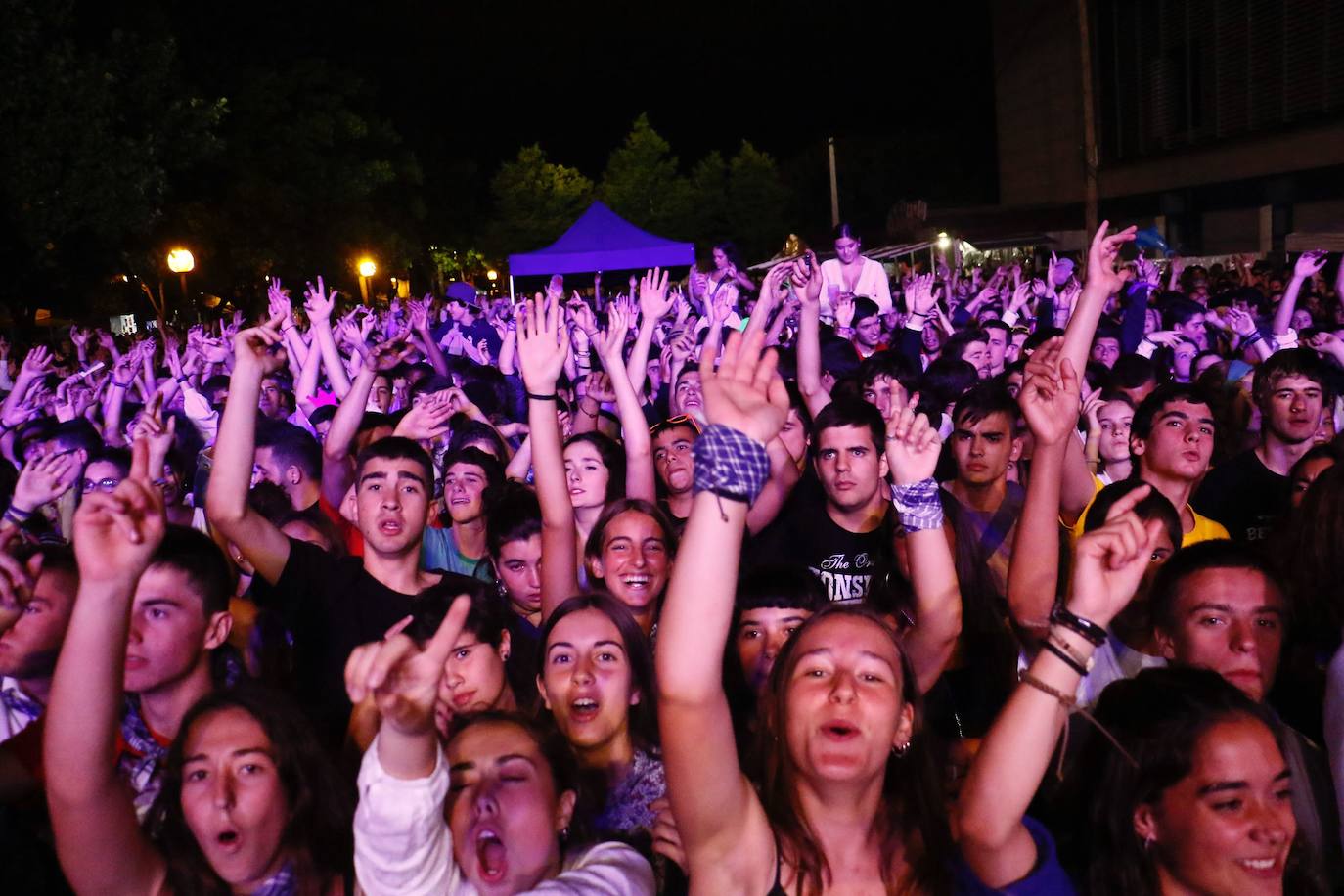 Ambiente de los conciertos en las txosnas de Vitoria. 