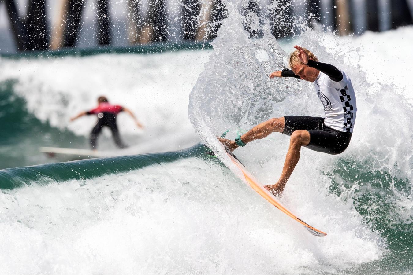 Dylan Lightfoot de Sudáfrica en acción durante el Abierto de Surf este martes en Huntington Beach, Los Ángeles, California (EE. UU.).