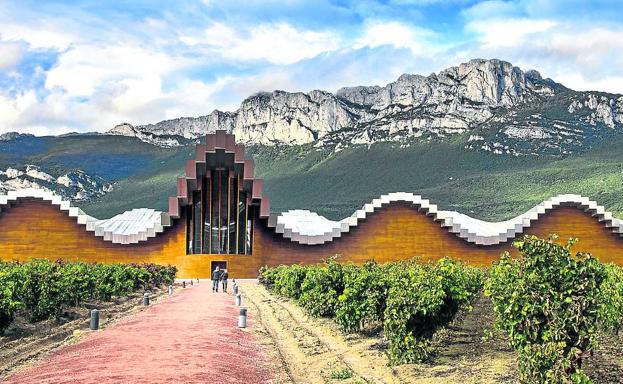 Bodegas Ysios, que destaca por su imponente cubierta a las faldas de la Sierra de Toloño, tiene cuatro parajes de viñedo singular.