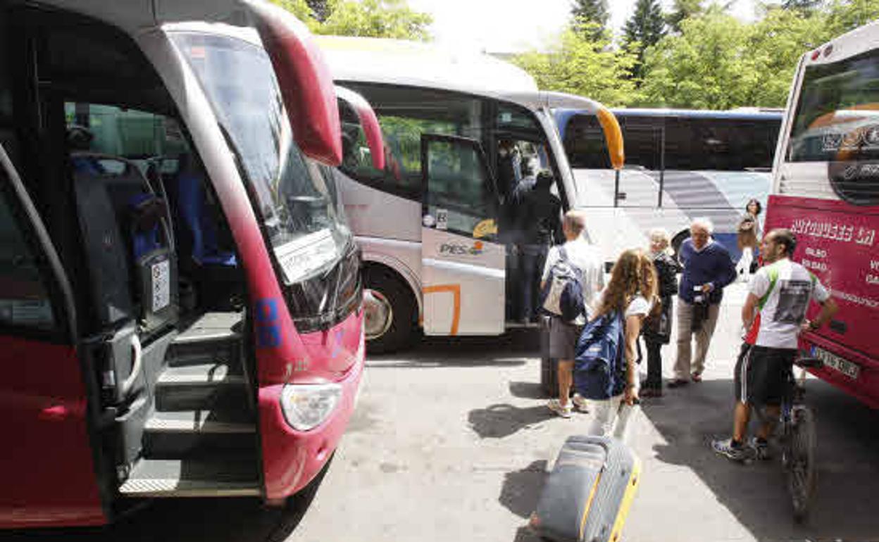 Autobus en doble fila en la estacion de autobuses de Vitoria, en la calle Los Herran