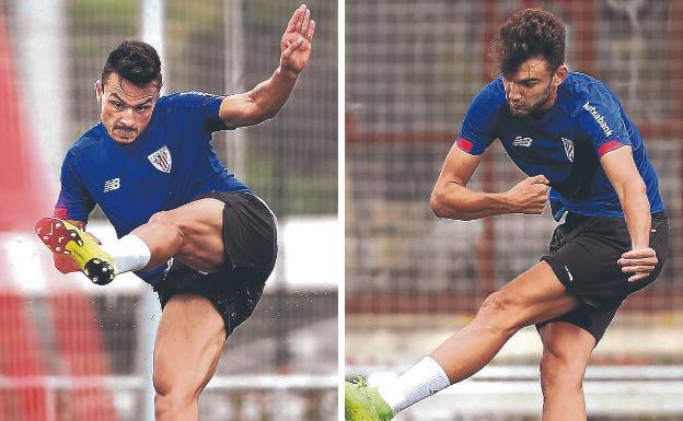 Cristian Ganea y Andoni López golpean de izquierda en un entrenamiento en Lezama.